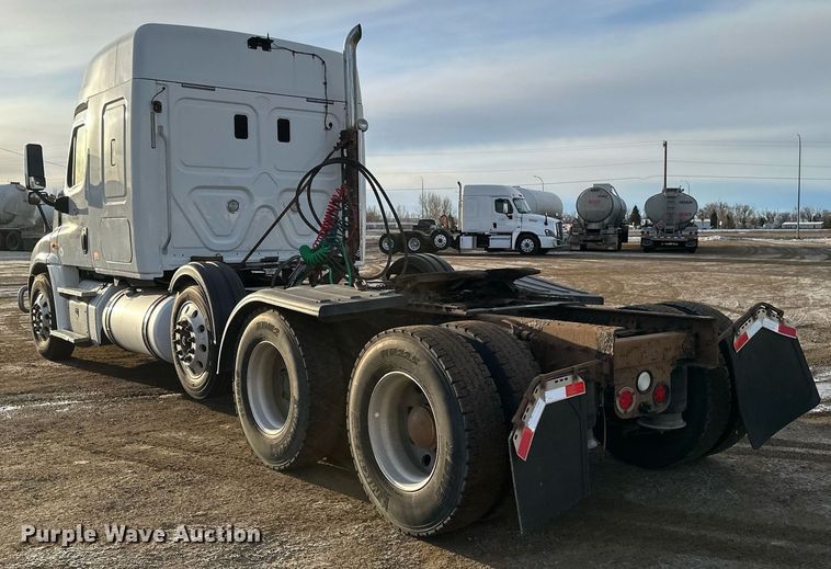 image for item DV0605 2015 Freightliner  Cascadia 125 semi truck