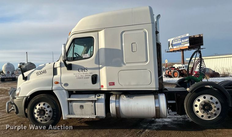 image for item DV0605 2015 Freightliner  Cascadia 125 semi truck