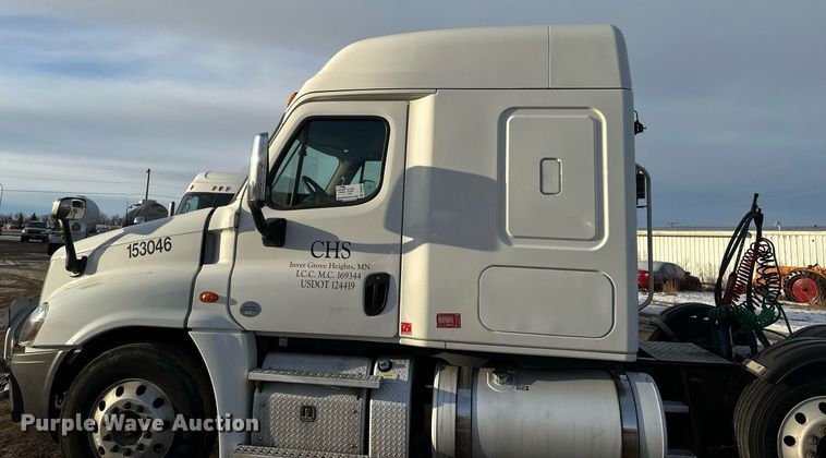 image for item DV0605 2015 Freightliner  Cascadia 125 semi truck