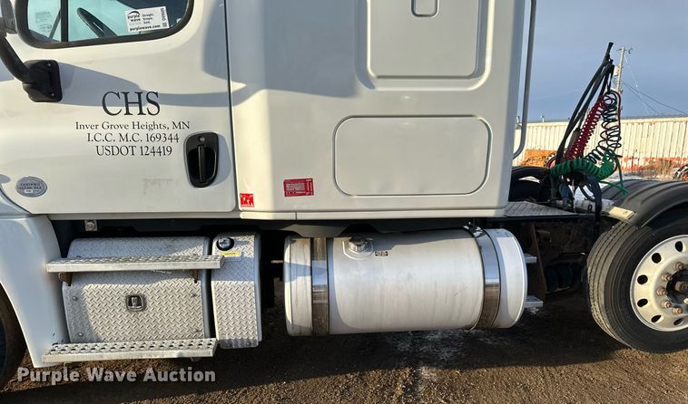 image for item DV0605 2015 Freightliner  Cascadia 125 semi truck