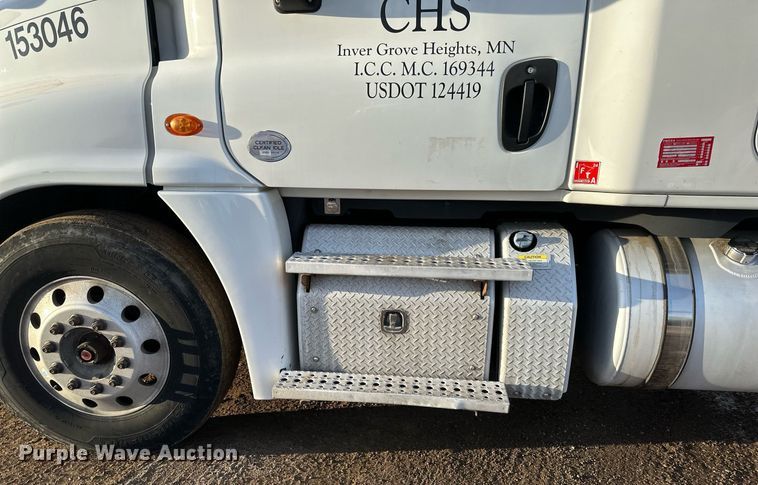 image for item DV0605 2015 Freightliner  Cascadia 125 semi truck