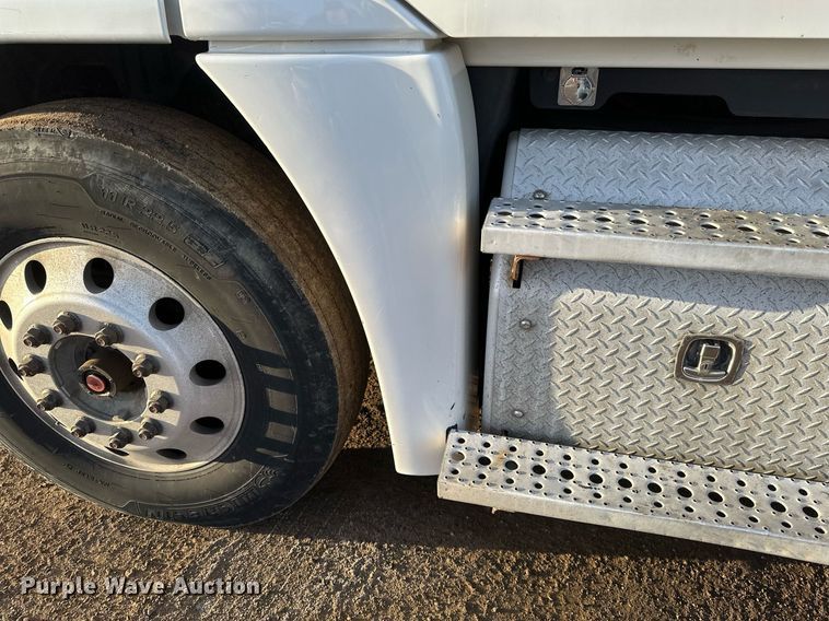 image for item DV0605 2015 Freightliner  Cascadia 125 semi truck