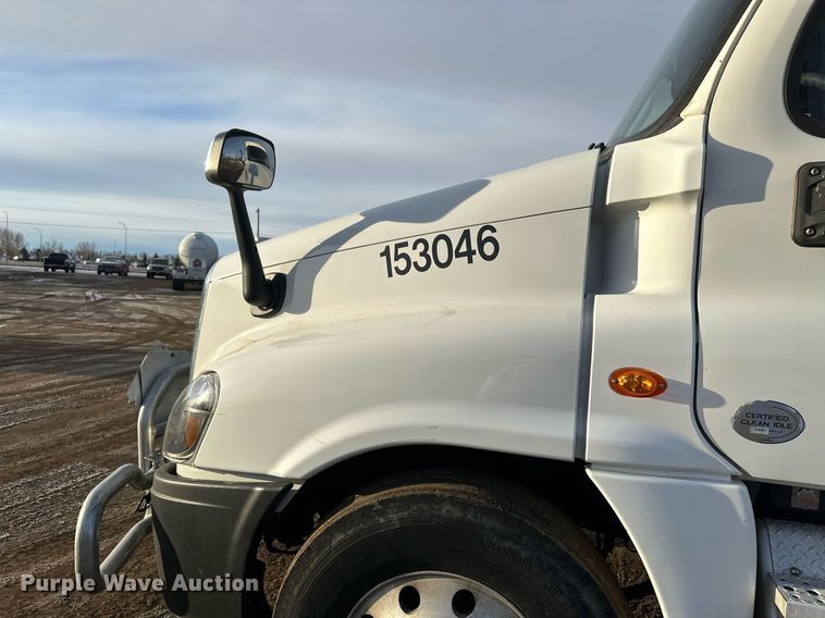 image for item DV0605 2015 Freightliner  Cascadia 125 semi truck