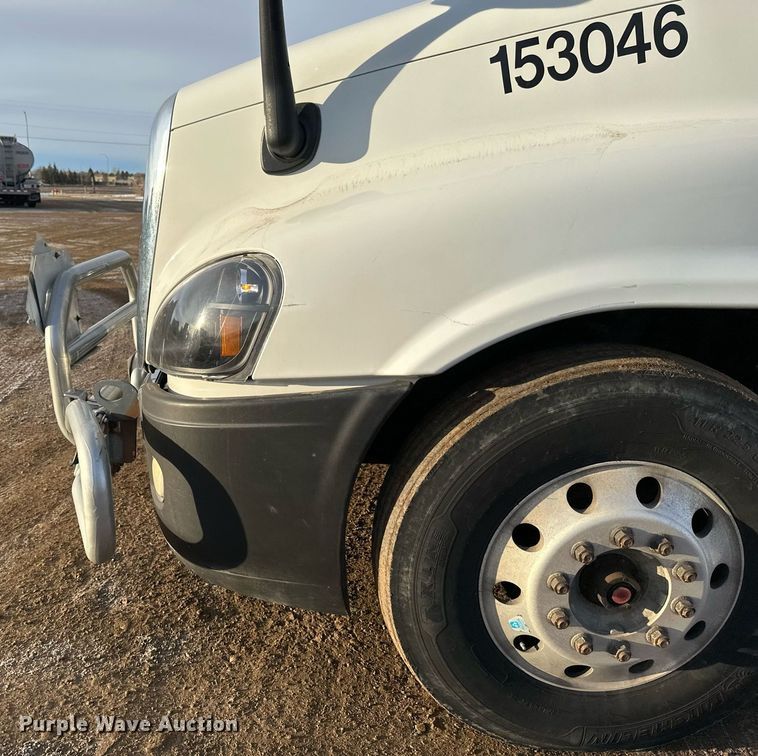 image for item DV0605 2015 Freightliner  Cascadia 125 semi truck