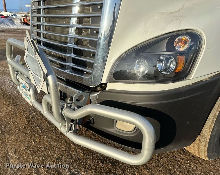 image for item DV0605 2015 Freightliner  Cascadia 125 semi truck