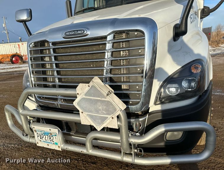 image for item DV0605 2015 Freightliner  Cascadia 125 semi truck