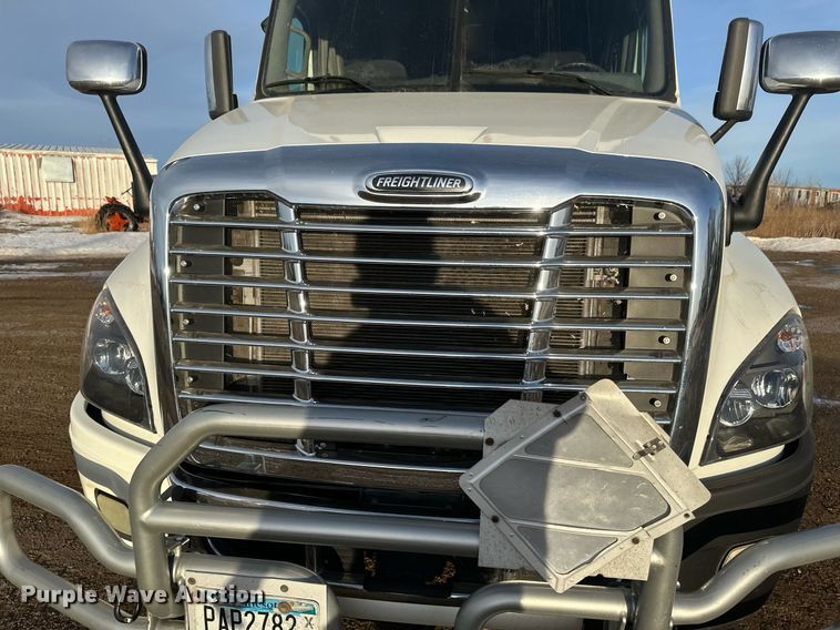 image for item DV0605 2015 Freightliner  Cascadia 125 semi truck