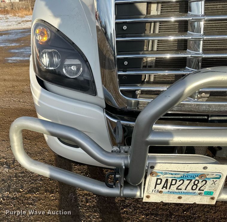 image for item DV0605 2015 Freightliner  Cascadia 125 semi truck