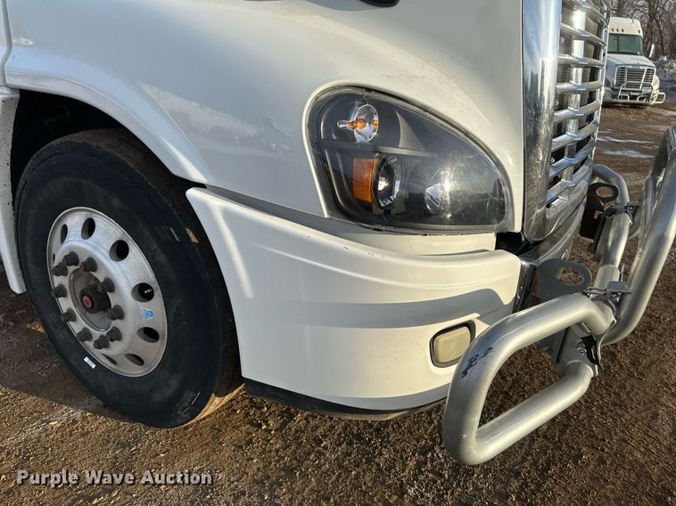 image for item DV0605 2015 Freightliner  Cascadia 125 semi truck