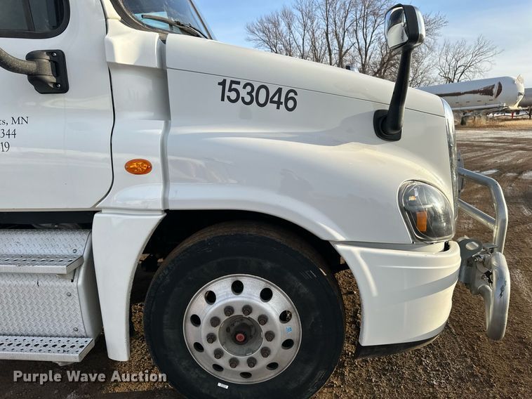 image for item DV0605 2015 Freightliner  Cascadia 125 semi truck