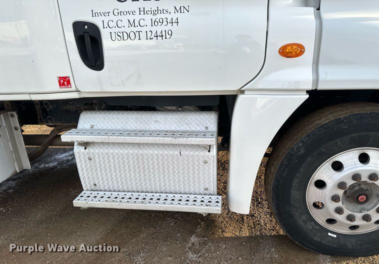 image for item DV0605 2015 Freightliner  Cascadia 125 semi truck