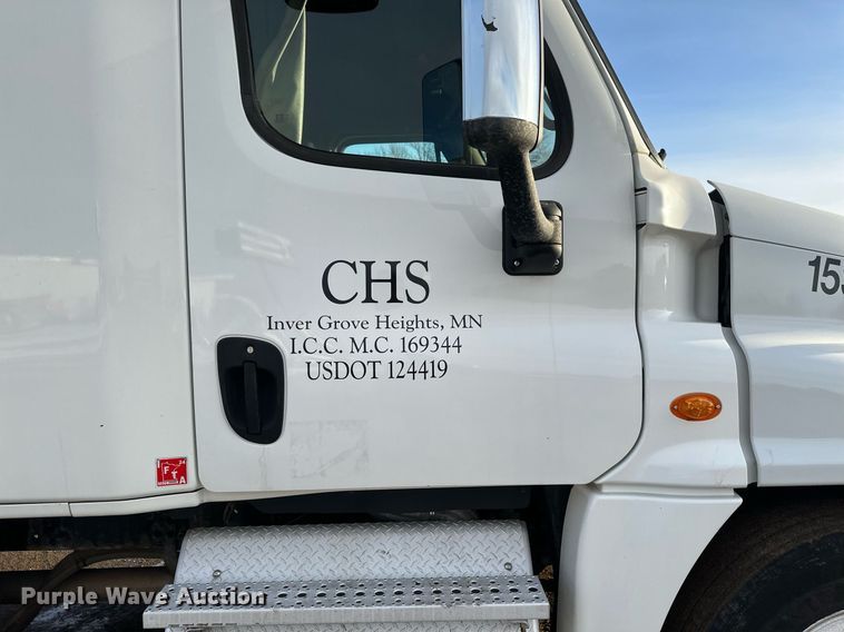 image for item DV0605 2015 Freightliner  Cascadia 125 semi truck