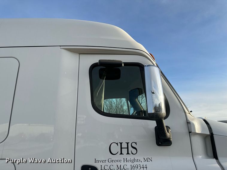 image for item DV0605 2015 Freightliner  Cascadia 125 semi truck