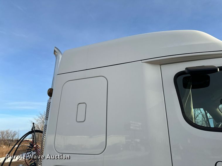 image for item DV0605 2015 Freightliner  Cascadia 125 semi truck