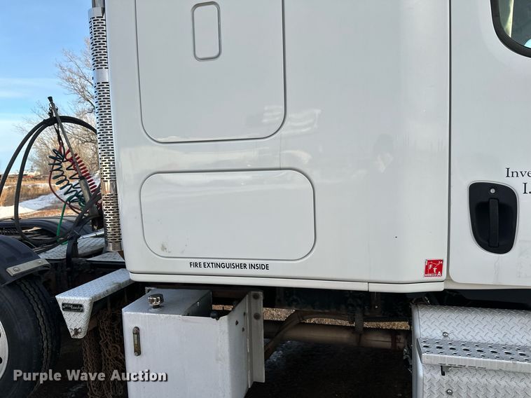 image for item DV0605 2015 Freightliner  Cascadia 125 semi truck