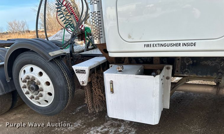 image for item DV0605 2015 Freightliner  Cascadia 125 semi truck