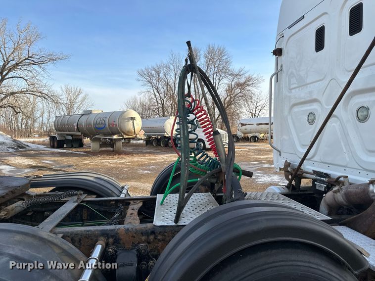 image for item DV0605 2015 Freightliner  Cascadia 125 semi truck