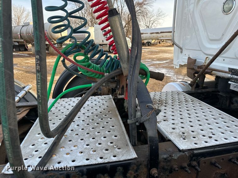 image for item DV0605 2015 Freightliner  Cascadia 125 semi truck