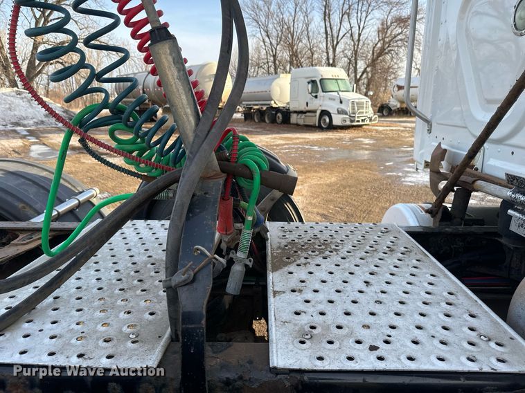 image for item DV0605 2015 Freightliner  Cascadia 125 semi truck