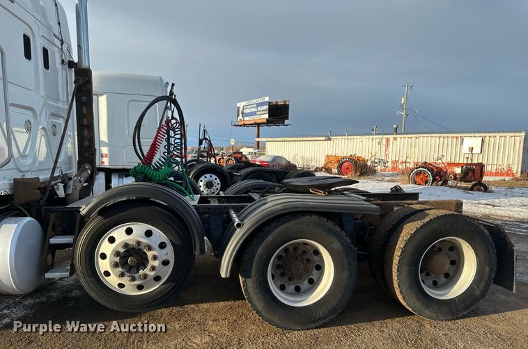 image for item DV0605 2015 Freightliner  Cascadia 125 semi truck