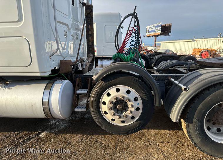 image for item DV0605 2015 Freightliner  Cascadia 125 semi truck