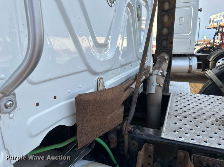 image for item DV0605 2015 Freightliner  Cascadia 125 semi truck