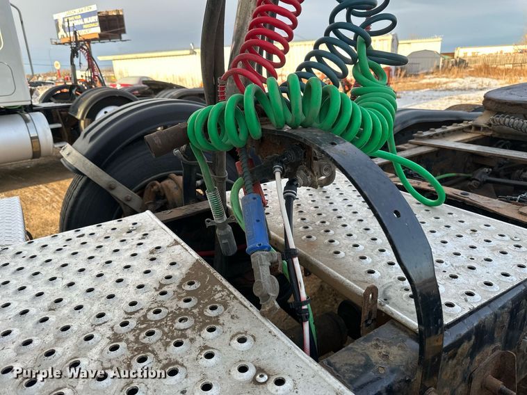 image for item DV0605 2015 Freightliner  Cascadia 125 semi truck