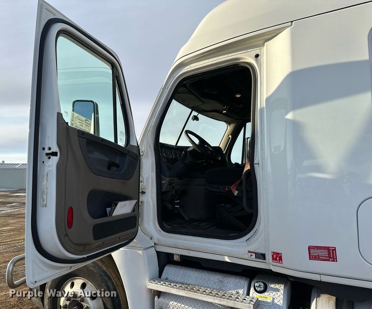 image for item DV0605 2015 Freightliner  Cascadia 125 semi truck