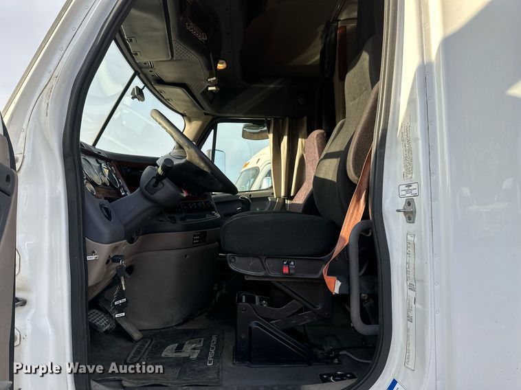 image for item DV0605 2015 Freightliner  Cascadia 125 semi truck