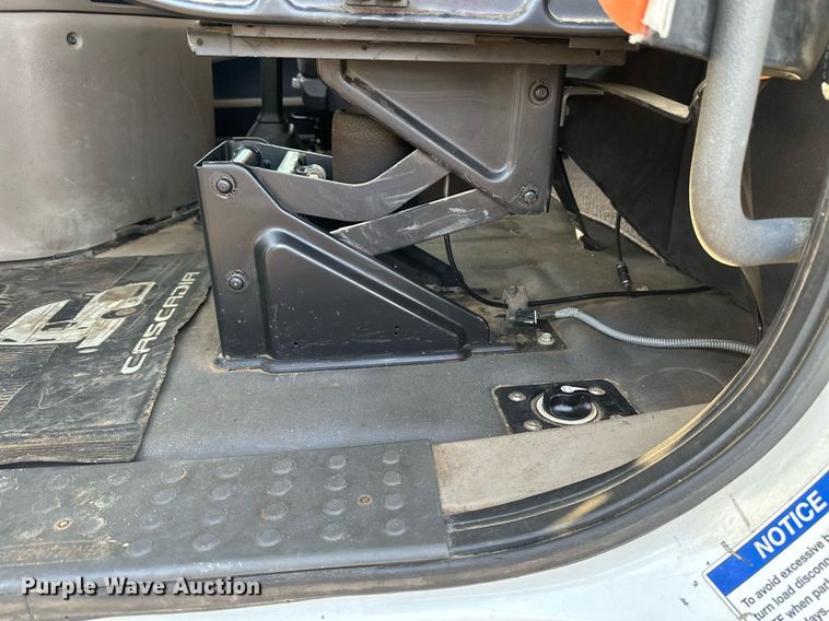 image for item DV0605 2015 Freightliner  Cascadia 125 semi truck