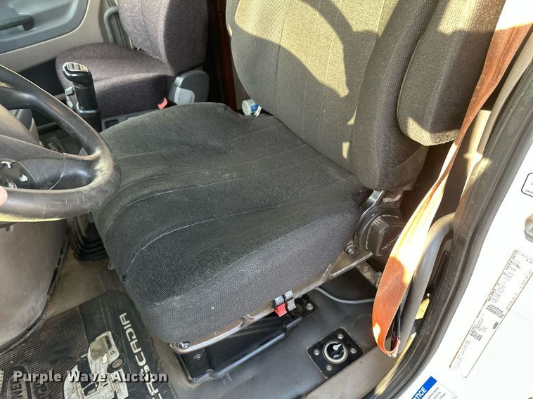 image for item DV0605 2015 Freightliner  Cascadia 125 semi truck