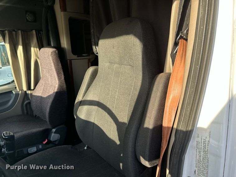 image for item DV0605 2015 Freightliner  Cascadia 125 semi truck