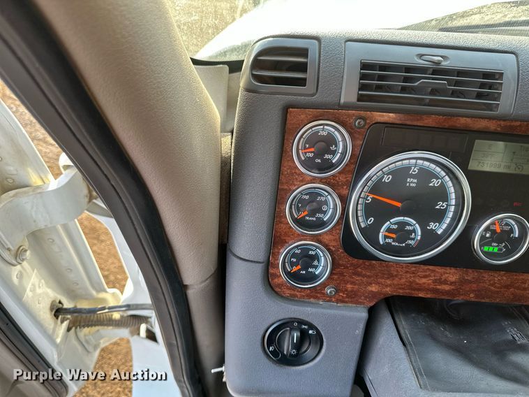 image for item DV0605 2015 Freightliner  Cascadia 125 semi truck