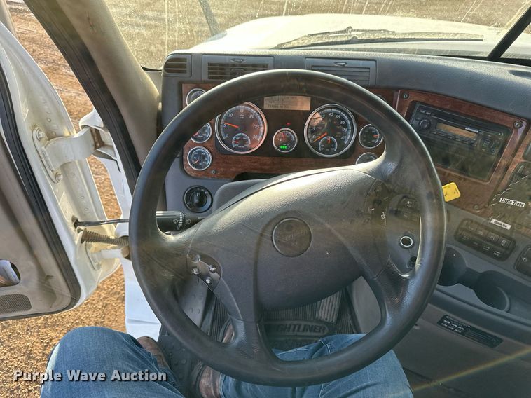 image for item DV0605 2015 Freightliner  Cascadia 125 semi truck