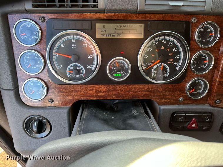 image for item DV0605 2015 Freightliner  Cascadia 125 semi truck