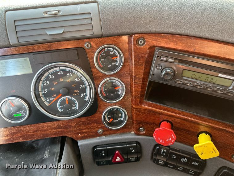 image for item DV0605 2015 Freightliner  Cascadia 125 semi truck