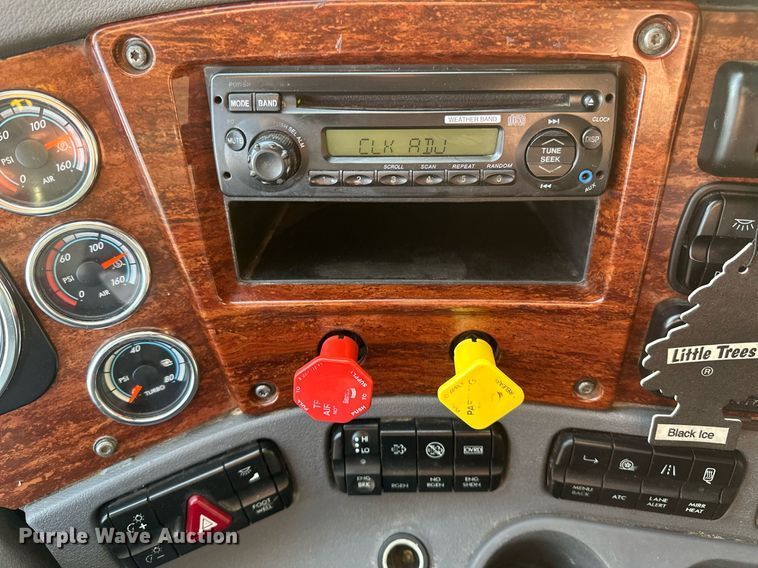 image for item DV0605 2015 Freightliner  Cascadia 125 semi truck