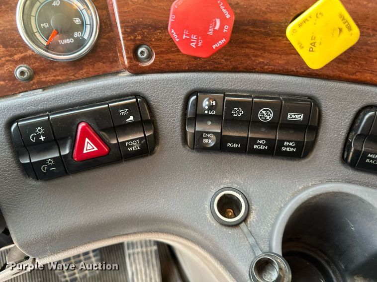 image for item DV0605 2015 Freightliner  Cascadia 125 semi truck