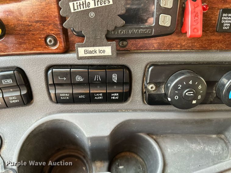 image for item DV0605 2015 Freightliner  Cascadia 125 semi truck