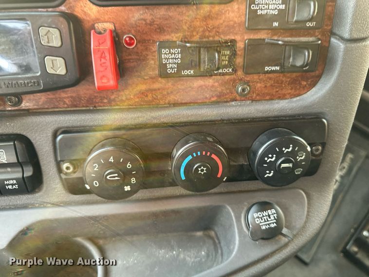 image for item DV0605 2015 Freightliner  Cascadia 125 semi truck