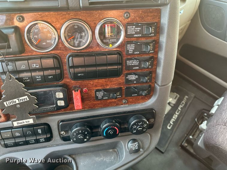 image for item DV0605 2015 Freightliner  Cascadia 125 semi truck