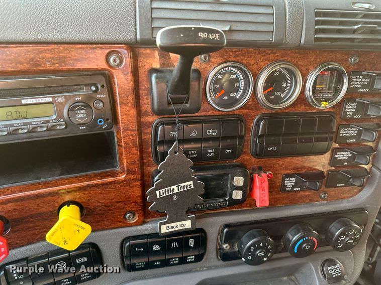 image for item DV0605 2015 Freightliner  Cascadia 125 semi truck