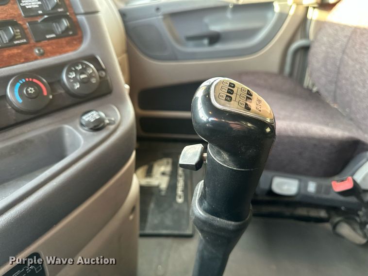 image for item DV0605 2015 Freightliner  Cascadia 125 semi truck