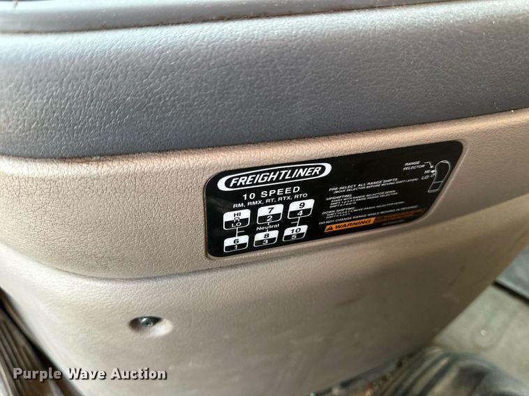 image for item DV0605 2015 Freightliner  Cascadia 125 semi truck