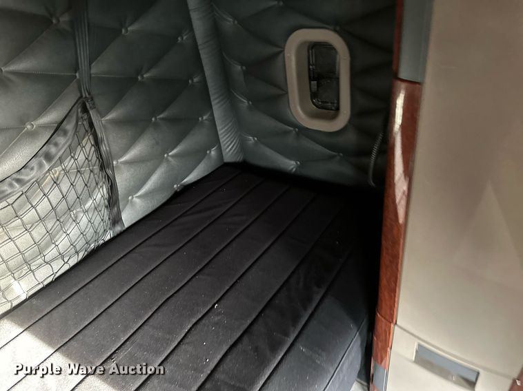 image for item DV0605 2015 Freightliner  Cascadia 125 semi truck