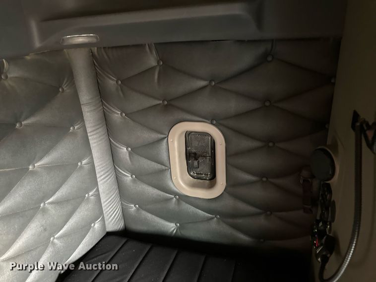 image for item DV0605 2015 Freightliner  Cascadia 125 semi truck