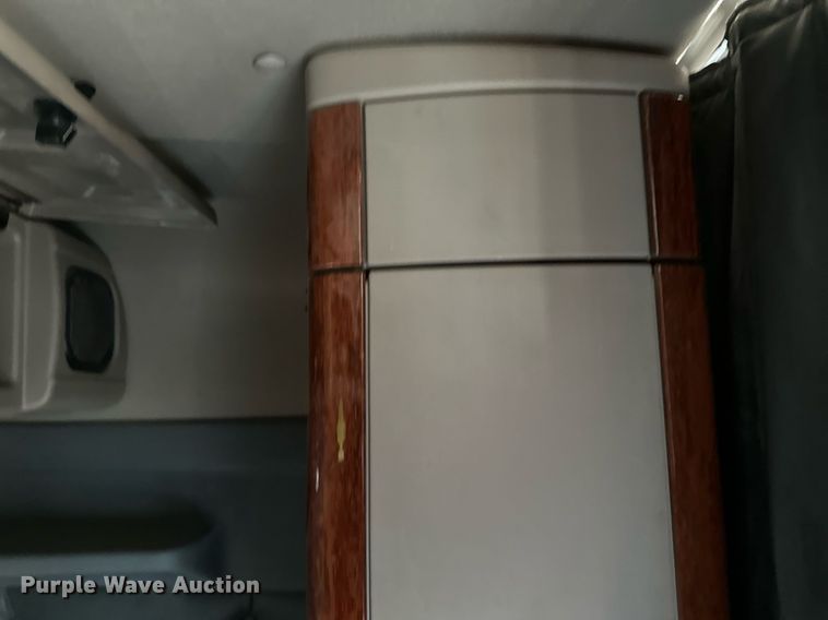 image for item DV0605 2015 Freightliner  Cascadia 125 semi truck