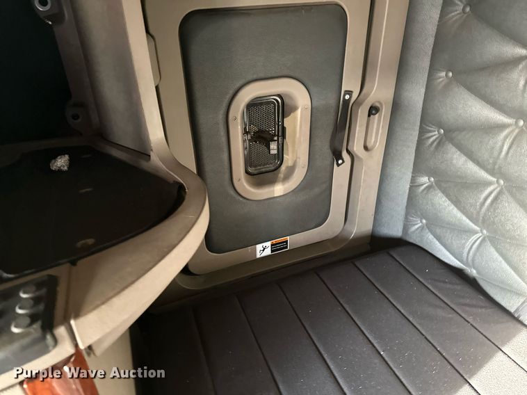 image for item DV0605 2015 Freightliner  Cascadia 125 semi truck