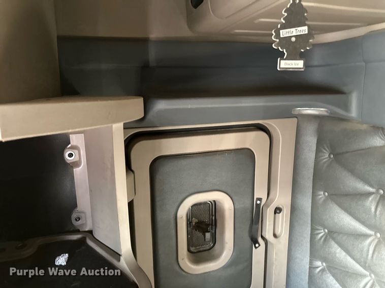 image for item DV0605 2015 Freightliner  Cascadia 125 semi truck