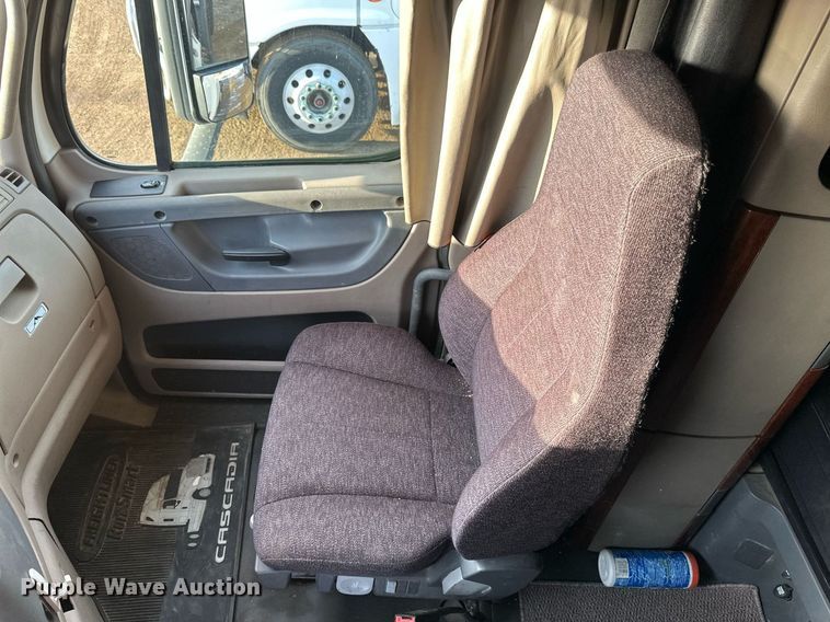 image for item DV0605 2015 Freightliner  Cascadia 125 semi truck